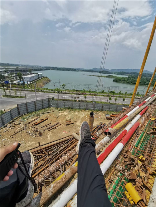 周至县作业中发生设备损坏或人员意外，责任怎么划分？